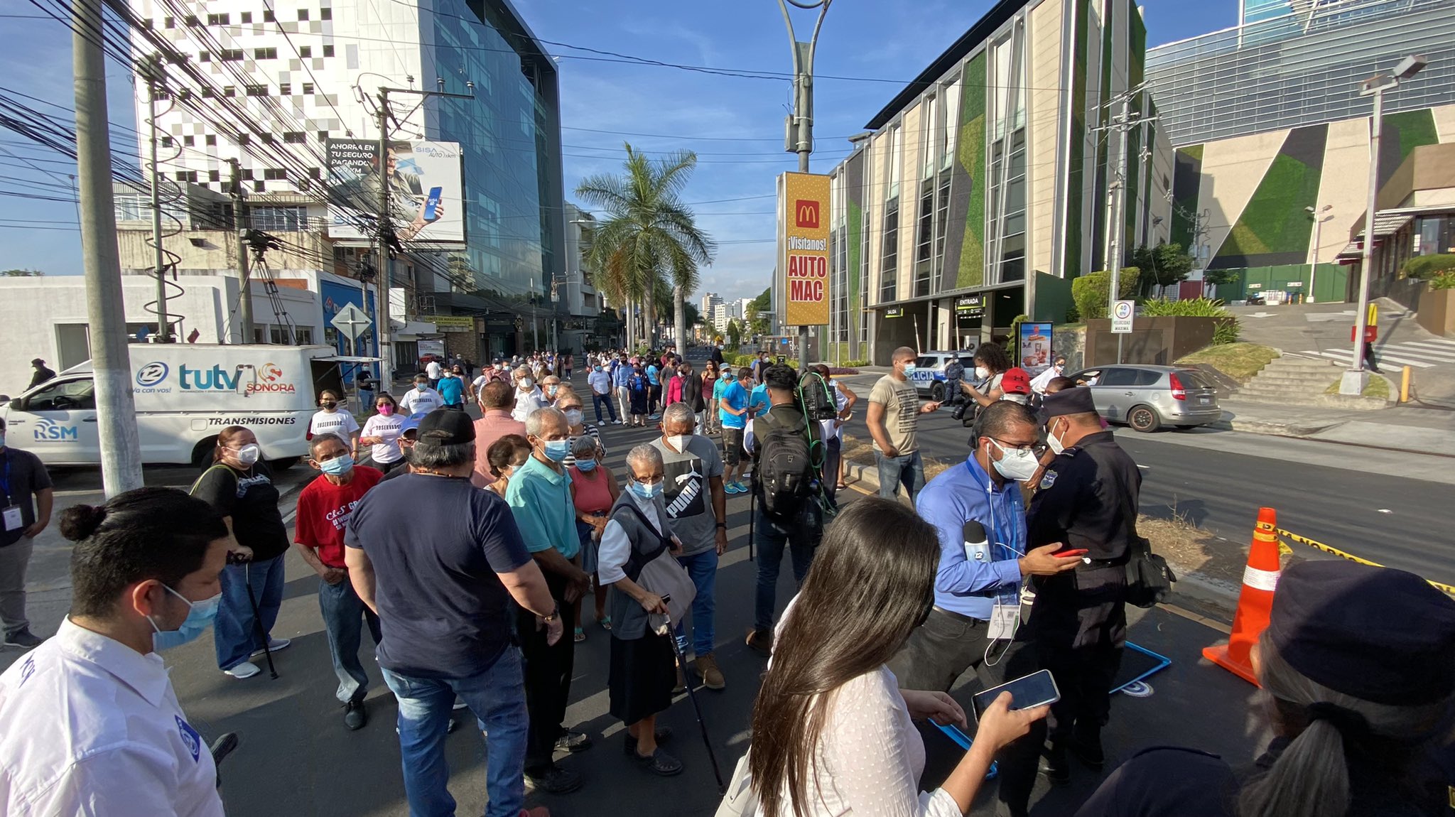 Salvadoreños permanecen a las afueras de los centros de votación pese al retraso en apertura salvadorenos-permanecen-a-las-afueras-de-los-centros-de-votacion-pese-al-retraso-en-apertura